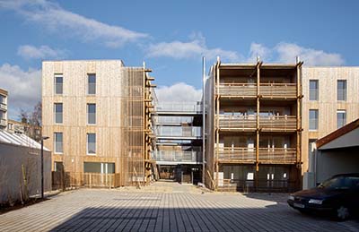 Construyeron un complejo de 26 viviendas sociales de madera en París